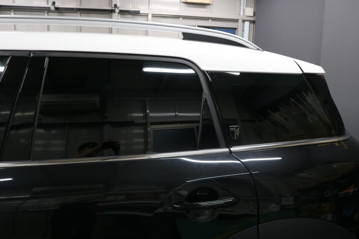 令和5年BMWミニのカーフィルム施工後の左後ろドアガラス
